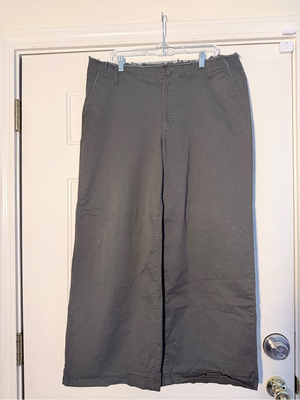 Distressed Wide Leg Casual Cropped Pants -‎ Charcoal Gray. Wild Fable. Sz 17R.